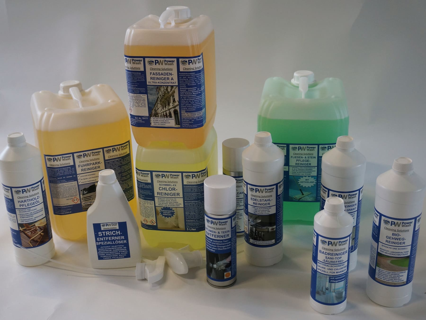 Sortiment der Power Wash Cleaning Solutions Reinigungsprodukte in Kanistern, Flaschen und Sprühdosen.